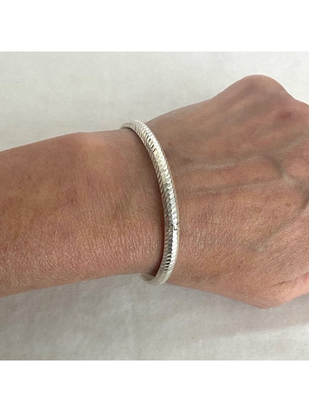 VTG Sterling Silver 925 Round Hinged Textured Bangle Bracelet 7.25"